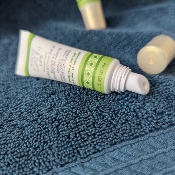 Mary Kay Satin Lips Shea Butter Balm - Green and White - Picture 3 of 6